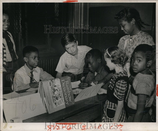 1952 Press Photo First day of banking for Marion School,Cleveland Public School