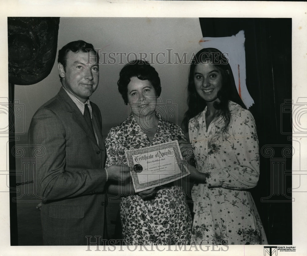 Undated Press Photo JasJWeller,Mrs Maria Erlacher and Evelyn H Erlacher at Pier