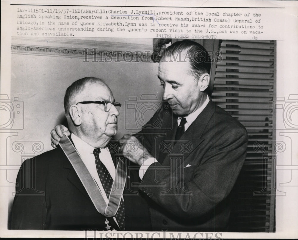 1957 Press Photo Charles J. Lynn, English Speaking Union Honored by Robert Mason