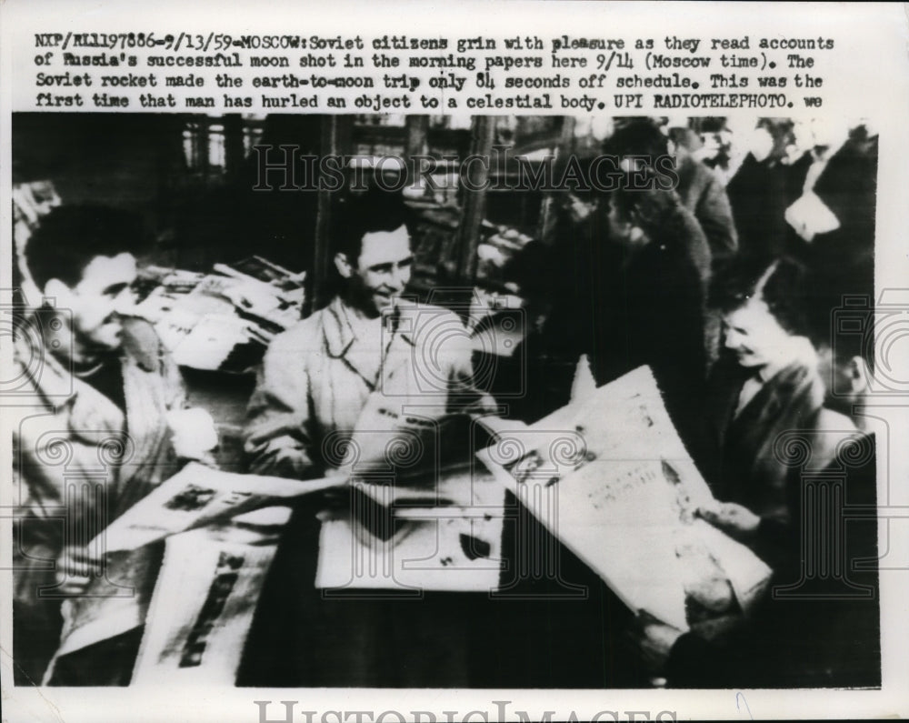 1959 Press Photo Soviet Citizens Reading of Moon Trip Success in Newspapers