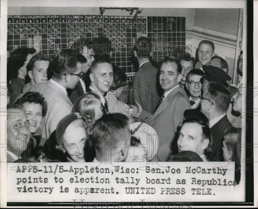 1952 Press Photo Sen. Joe McCarthy pointing at the election tally board
