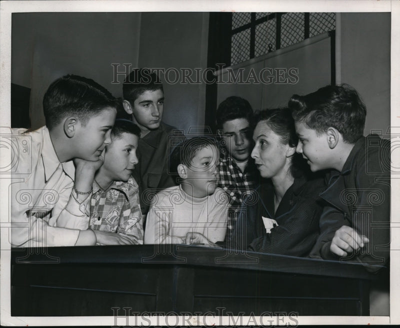 Load image into Gallery viewer, 1954 Press Photo Mrs. Roberta Linebeck teaches Babysitting Course. - nef07520
