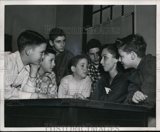 1954 Press Photo Mrs. Roberta Linebeck teaches Babysitting Course. - nef07520