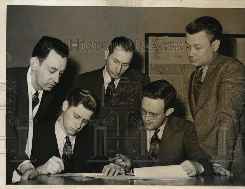 1943 Press Photo: St. Louis inspectors of ordnance accused small arms plant.