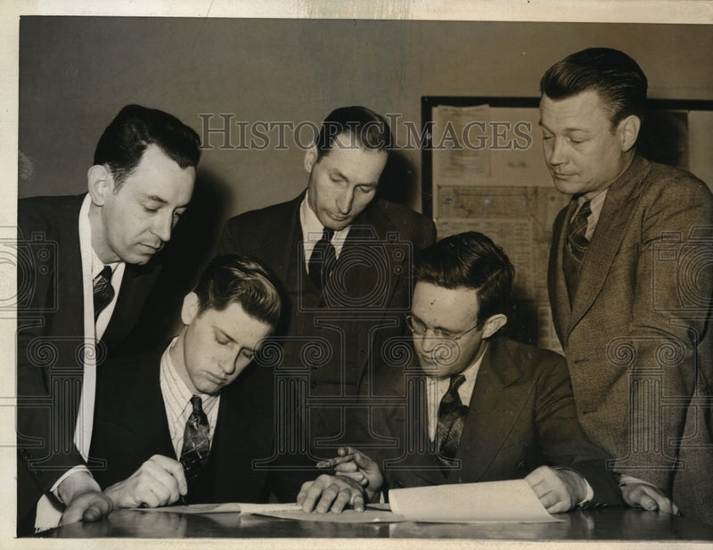 Load image into Gallery viewer, 1943 Press Photo: St. Louis inspectors of ordnance accused small arms plant.

