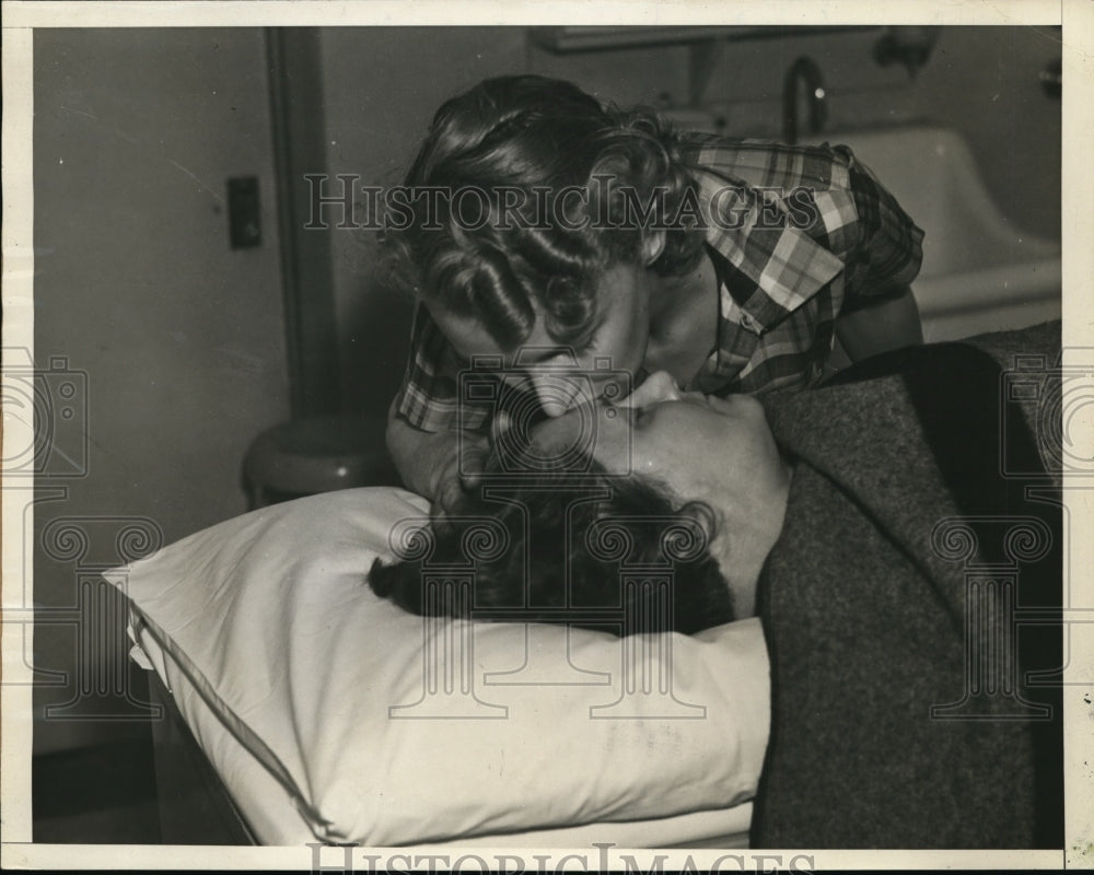 1937 Press Photo Daughter Kisses Injured Mother&#39;s Head After Fall - nef07616