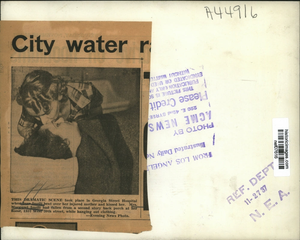 1937 Press Photo Daughter Kisses Injured Mother's Head After Fall - nef07616