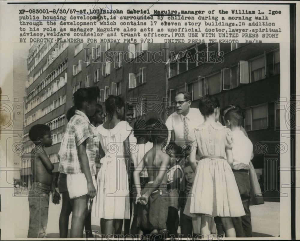 1957 Press Photo Gabriel Maguire, Manager of Housing Project, Surrounded by Kids