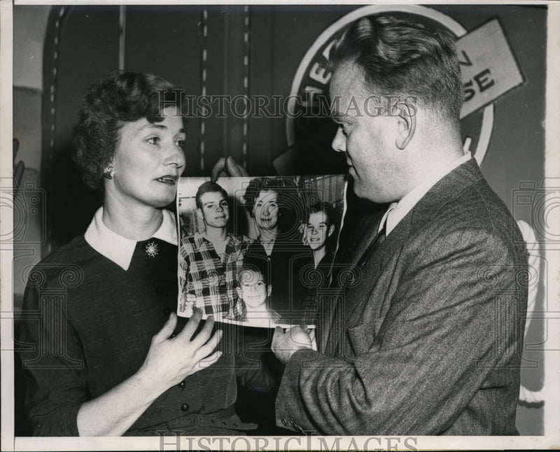 Load image into Gallery viewer, 1954 Press Photo C.L. Batchelor, Tommy Bartlett Appear on Television Program
