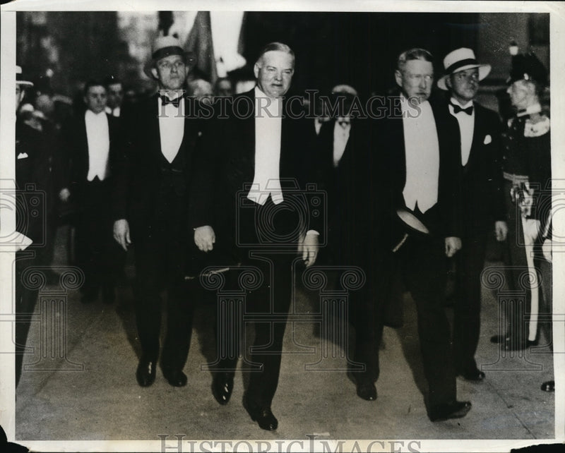 Load image into Gallery viewer, 1931 Press Photo President Herbert Hoover Presented With Portrait of Himself
