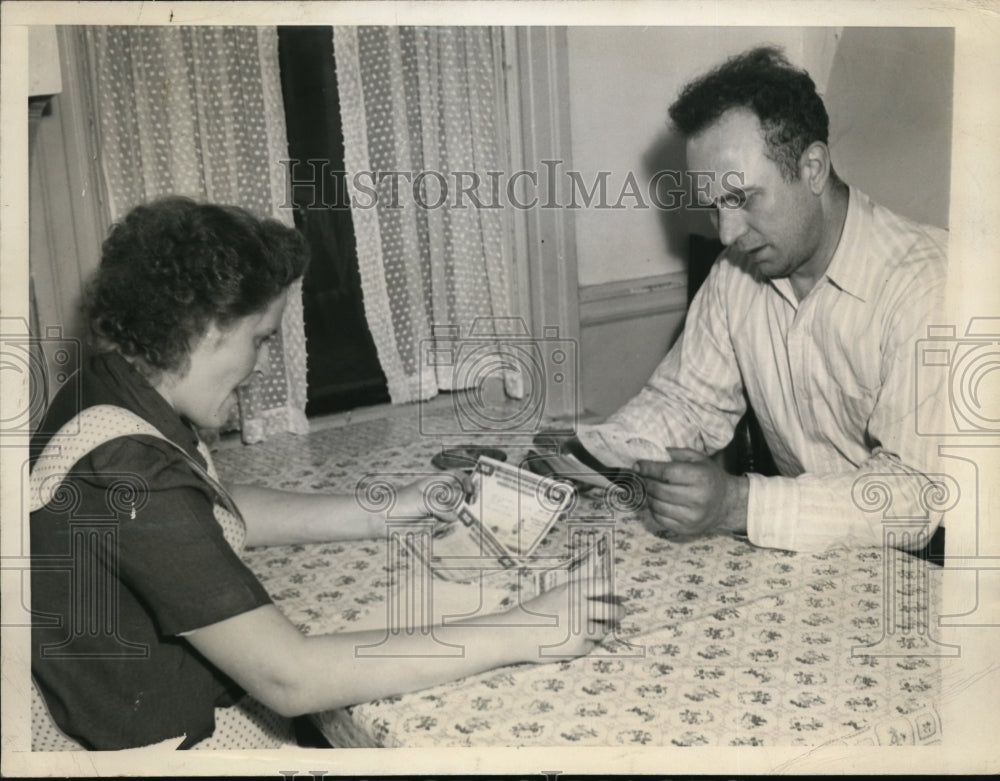 1945 Press Photo General Motors Employee on Strike while wife helps out