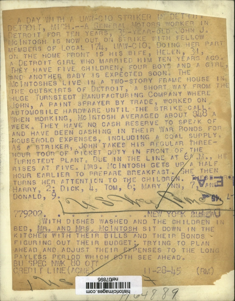 1945 Press Photo General Motors Employee on Strike while wife helps out