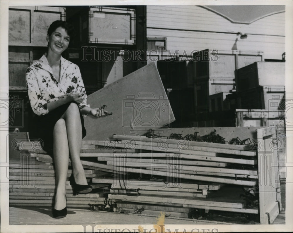 1957 Press Photo Ramona Ridling shows invention that saves millions of dollars