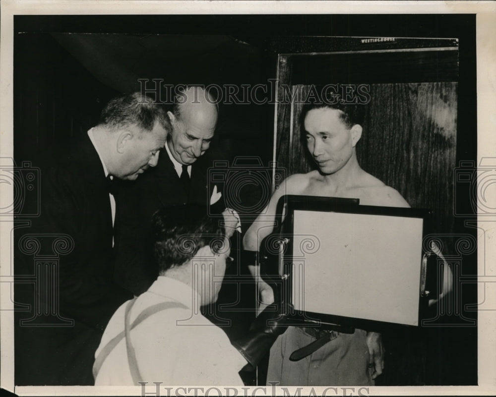 1940 Press Photo Dr. J.C. Geiger giving an X-Ray examination - nef07905