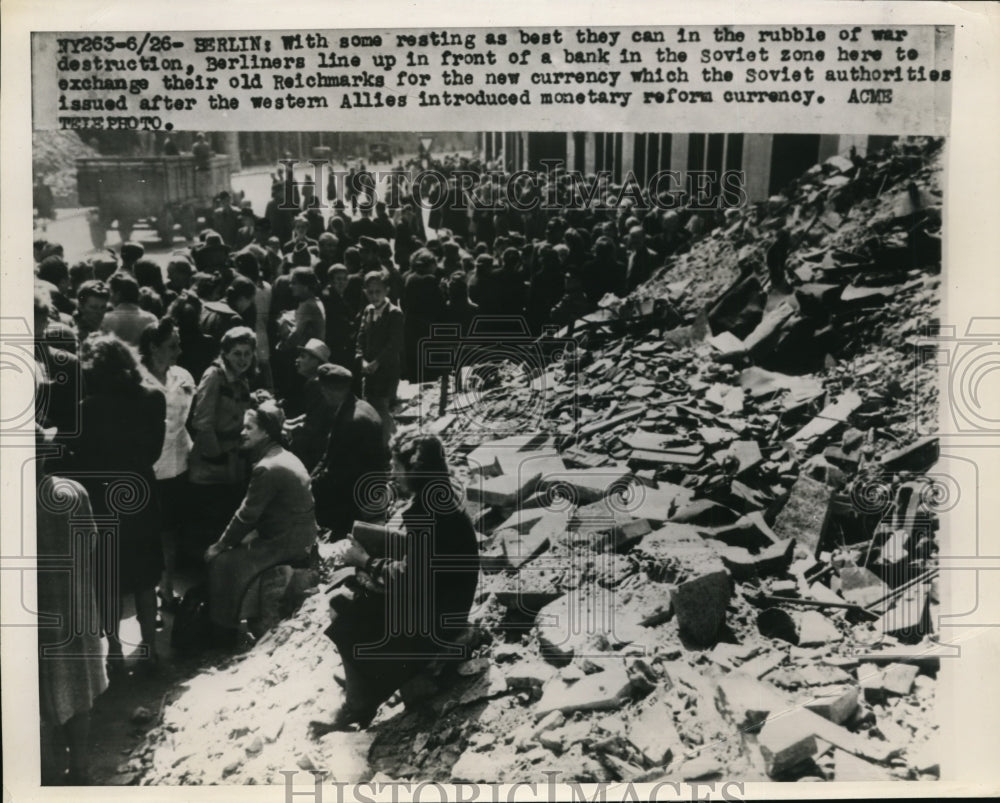 1949 Press Photo Berliners line up in front of a bank to exchange new currency