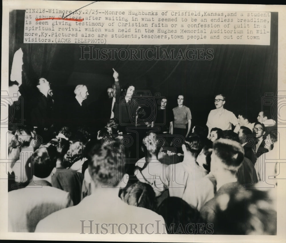 1950 Press Photo Asbury College Students Gives Testimony of Christian Faith