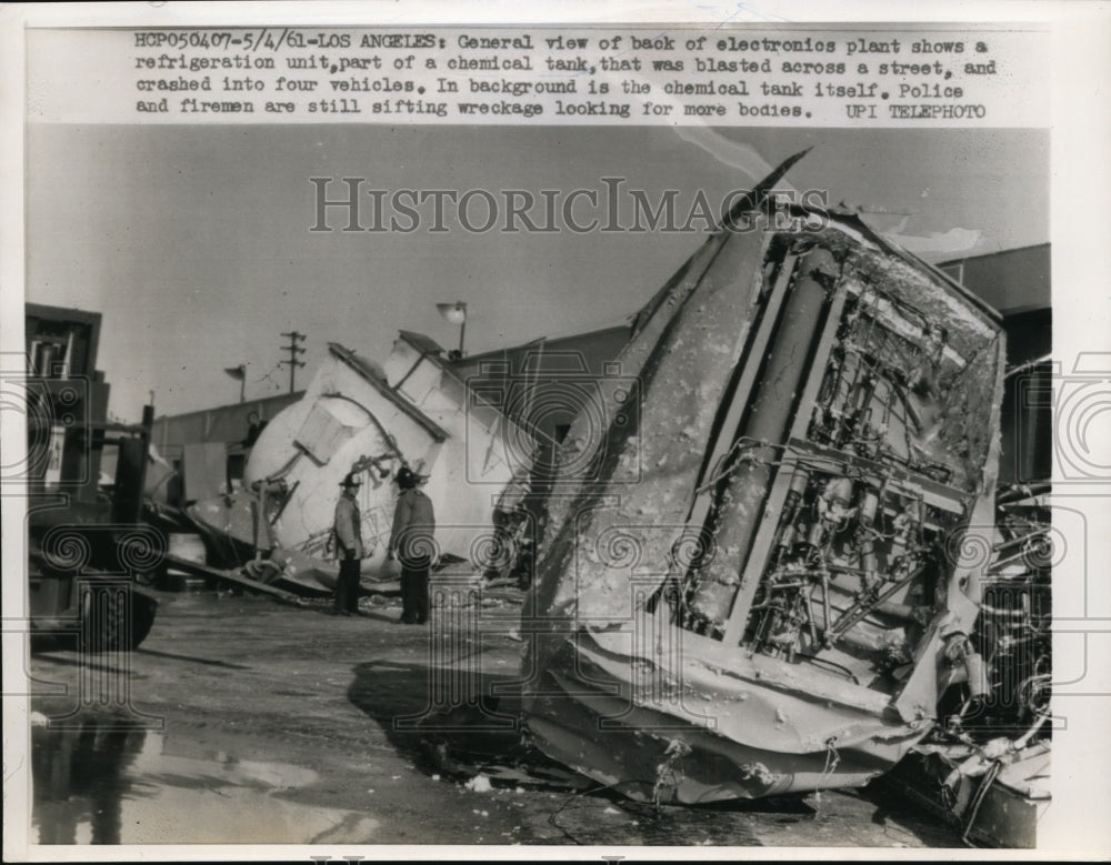 1961 Press Photo Refrigeration unit crashes into vehicles - nef07986