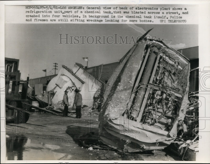 Load image into Gallery viewer, 1961 Press Photo Refrigeration unit crashes into vehicles - nef07986
