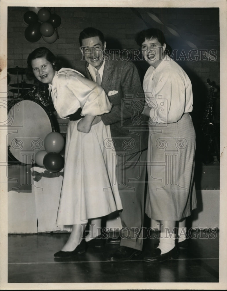 1954 Press Photo Jean Brooks E. Dana Brooks and Irene Brooks - nef08005