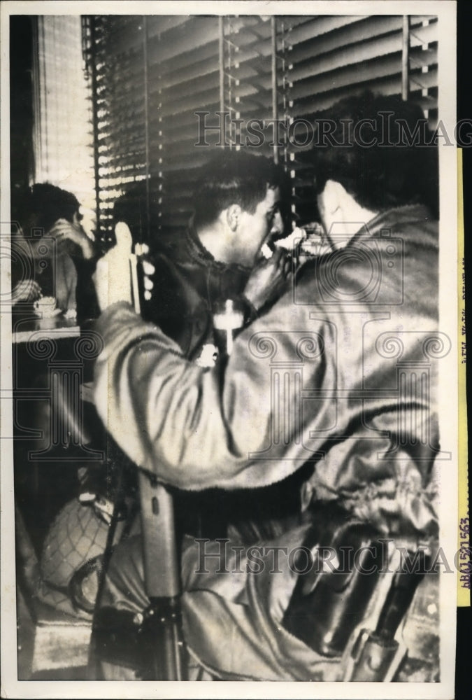 Load image into Gallery viewer, 1966 Press Photo Soldiers Take Refuge From Cold After President Illia resigned
