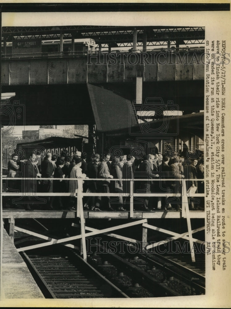 1971 Press Photo Commuters Cross RR Tracks to Finish Their Commute to N.Y. City.