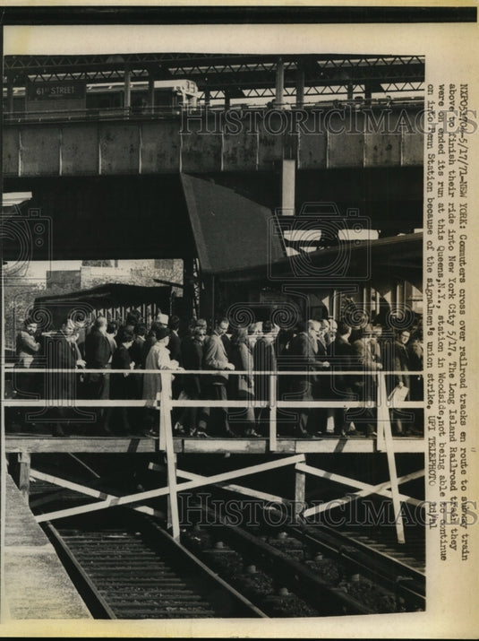 1971 Press Photo Commuters Cross RR Tracks to Finish Their Commute to N.Y. City.