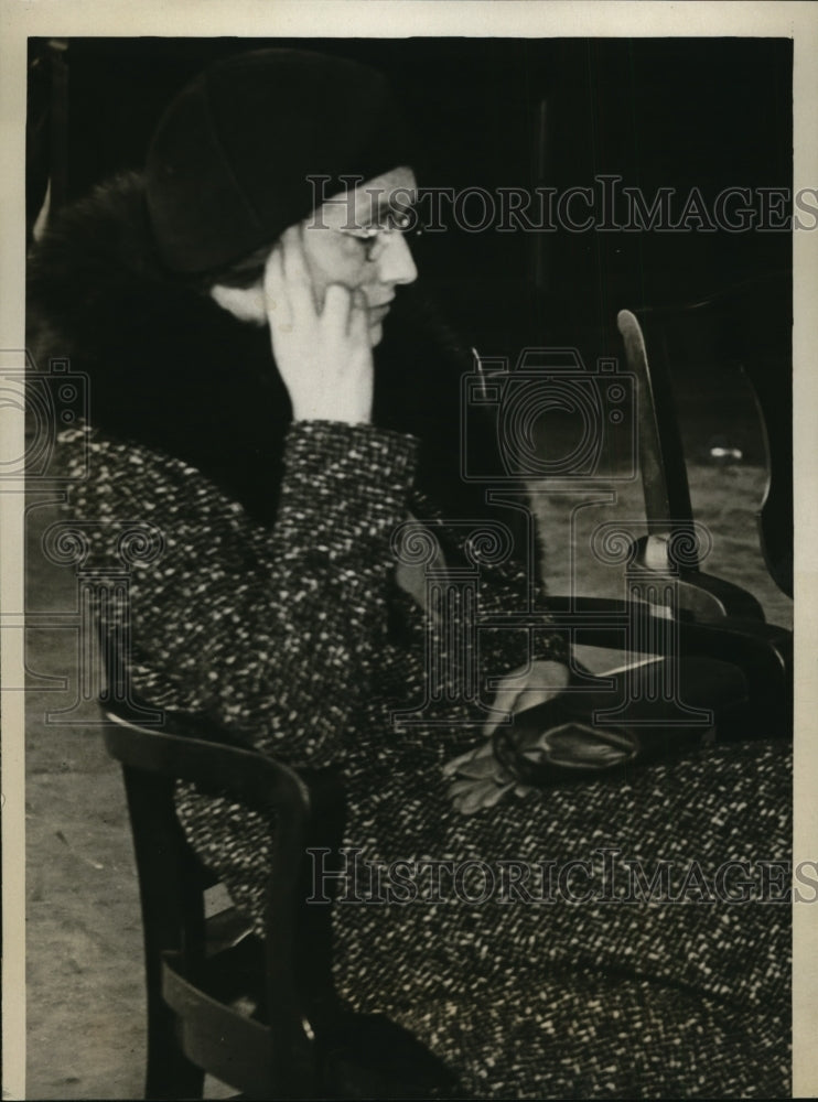 1932 Press Photo Julia Luciett accused of charging purchase to another person
