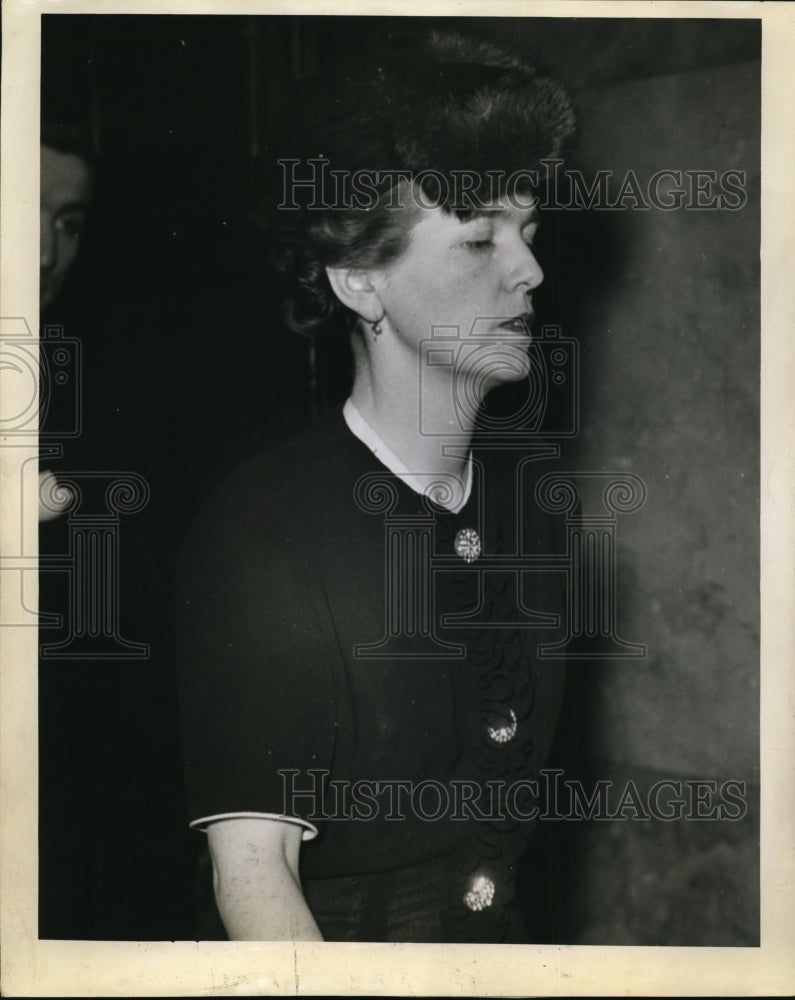 Load image into Gallery viewer, 1944 Press Photo Government's Principal Witness Bogus Countess Leaves Court
