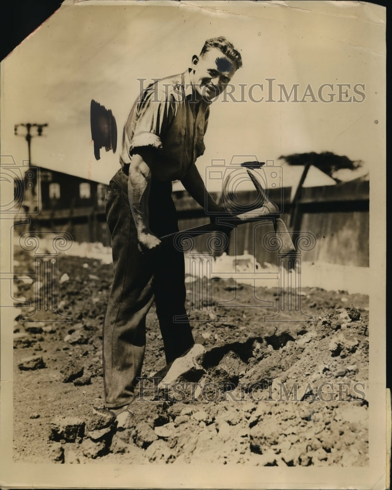 1930 Press Photo Young German Baron Ditch Digging Works His Way Around The World