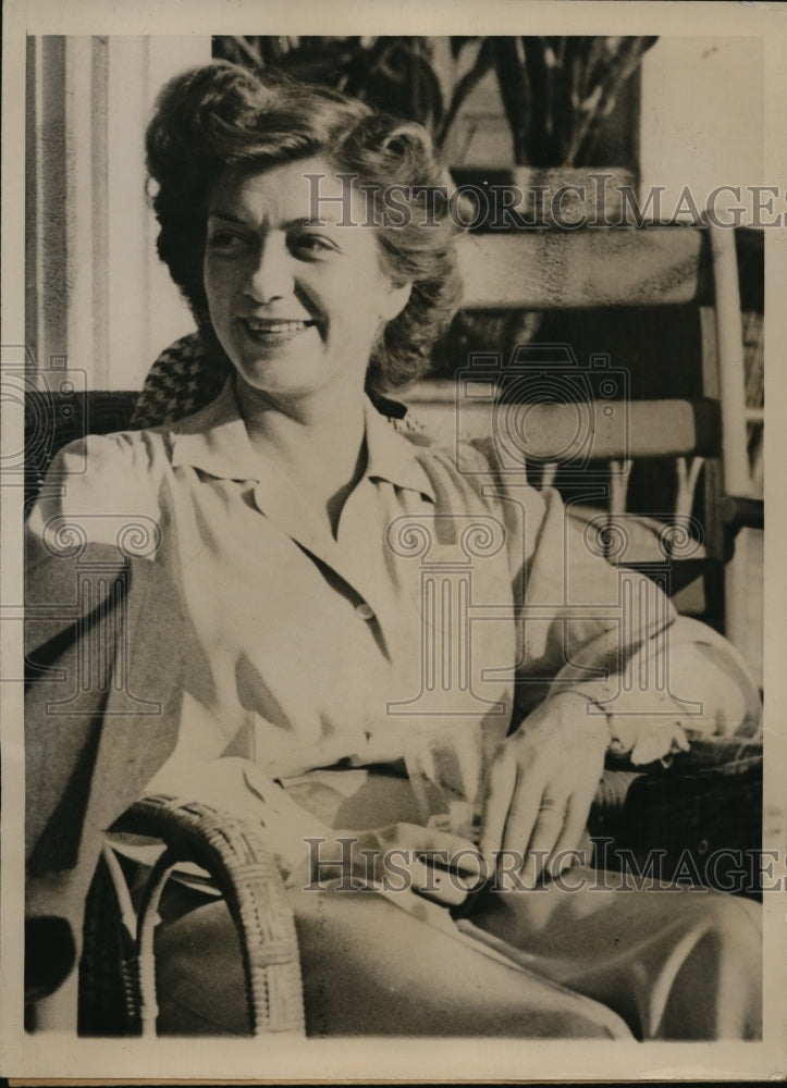 1944 Press Photo Wife of Colonel Dyess at Army Hospital Colonel Is A Patient