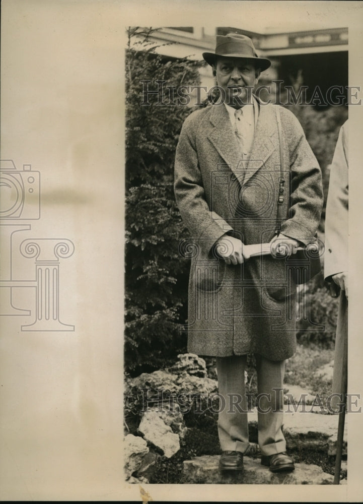 Load image into Gallery viewer, 1935 Press Photo Hugh Fontaine To Manage Owner Of Cavalcade And Other Horses
