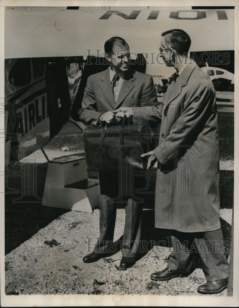 1951 Press Photo Operation Chief Warren Bale, Stows James Ferry&#39;s Bag For Flight- Historic Images