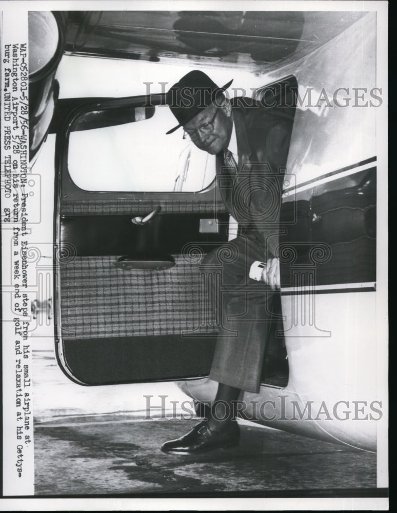 1956 Press Photo President Eisenhower Steps From Plane at Washington Airport