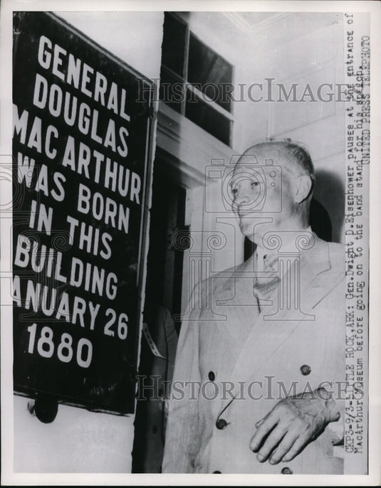 1952 Press Photo Dwight Eisenhower pauses at the entrance of MacArthur Museum