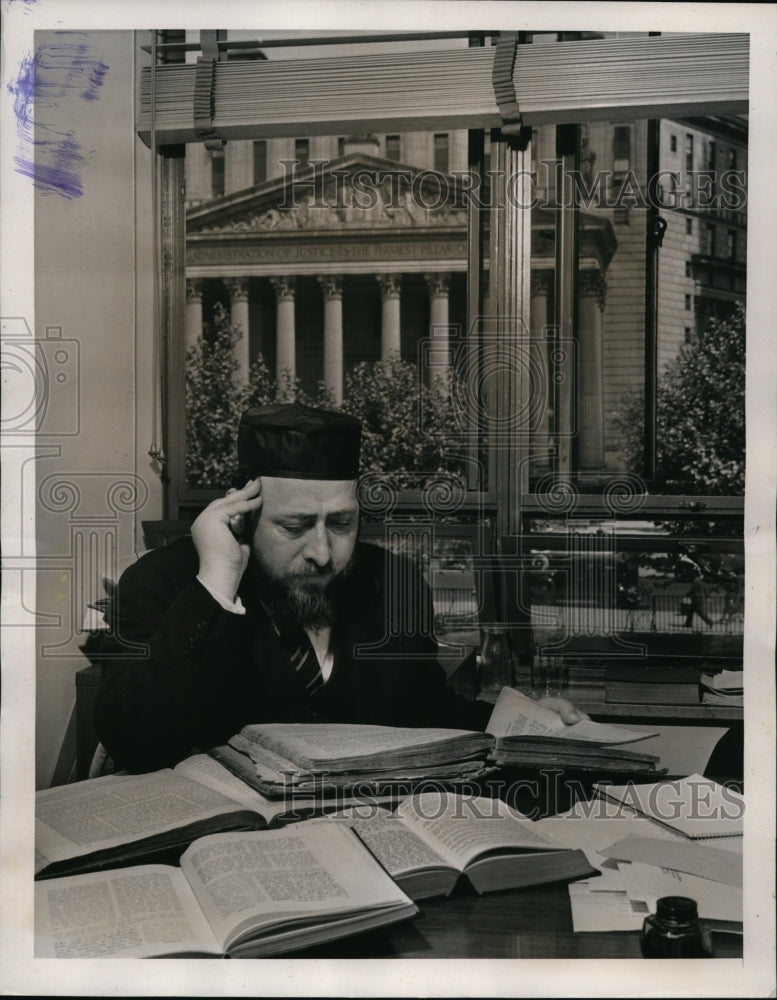 1939 Press Photo Members of Court Consult Ask for Guidance in Making Decision