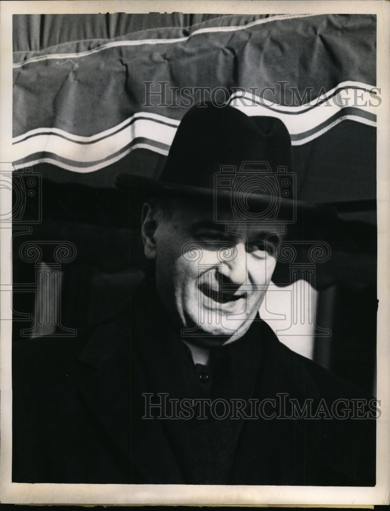 1965 Press Photo Archbishop Meyer Of Chicago Leaving Mercy Hospital After Stay- Historic Images