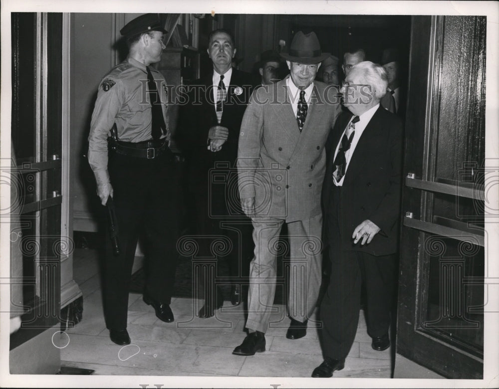 1952 Press Photo Dwight Eisenhower Leaves Cleveland - nef09444