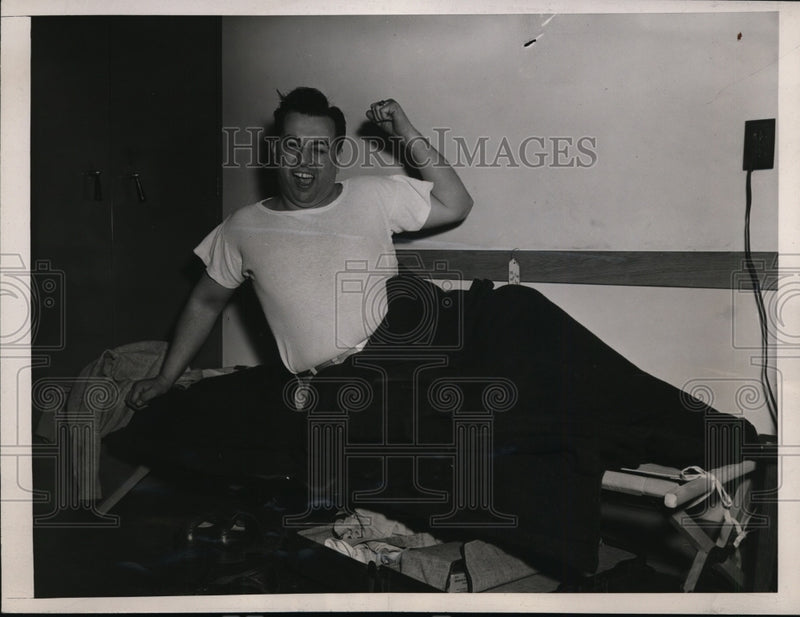 Load image into Gallery viewer, 1946 Press Photo Foreman Sleeps On Cot All Night Inside Westinghouse
