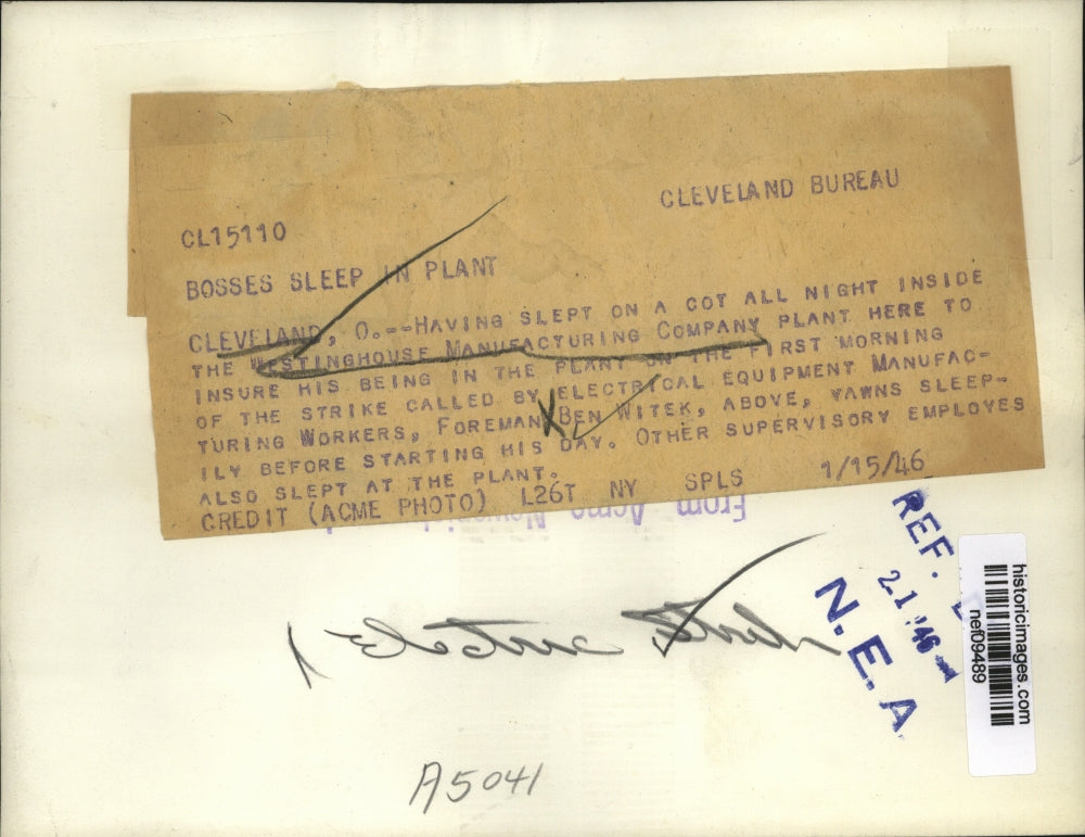 1946 Press Photo Foreman Sleeps On Cot All Night Inside Westinghouse