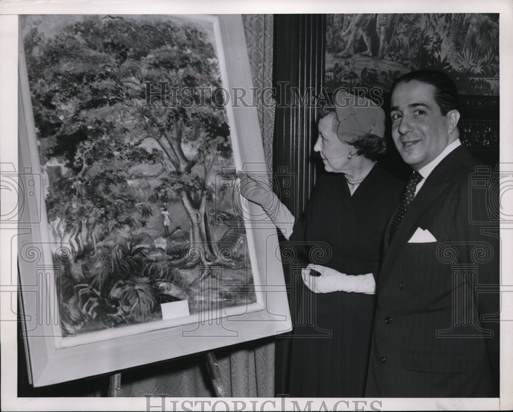 1953 Press Photo Mrs. Eisenhower and Ambassador of Brazil View Painting of Tree