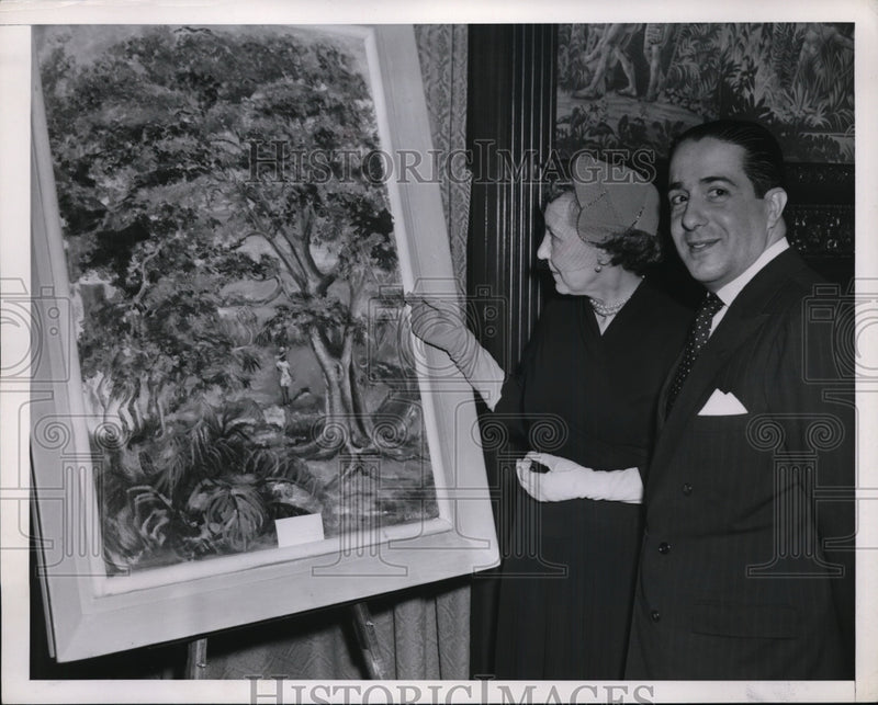 Load image into Gallery viewer, 1953 Press Photo Mrs. Eisenhower and Ambassador of Brazil View Painting of Tree
