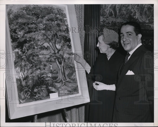 1953 Press Photo Mrs. Eisenhower and Ambassador of Brazil View Painting of Tree