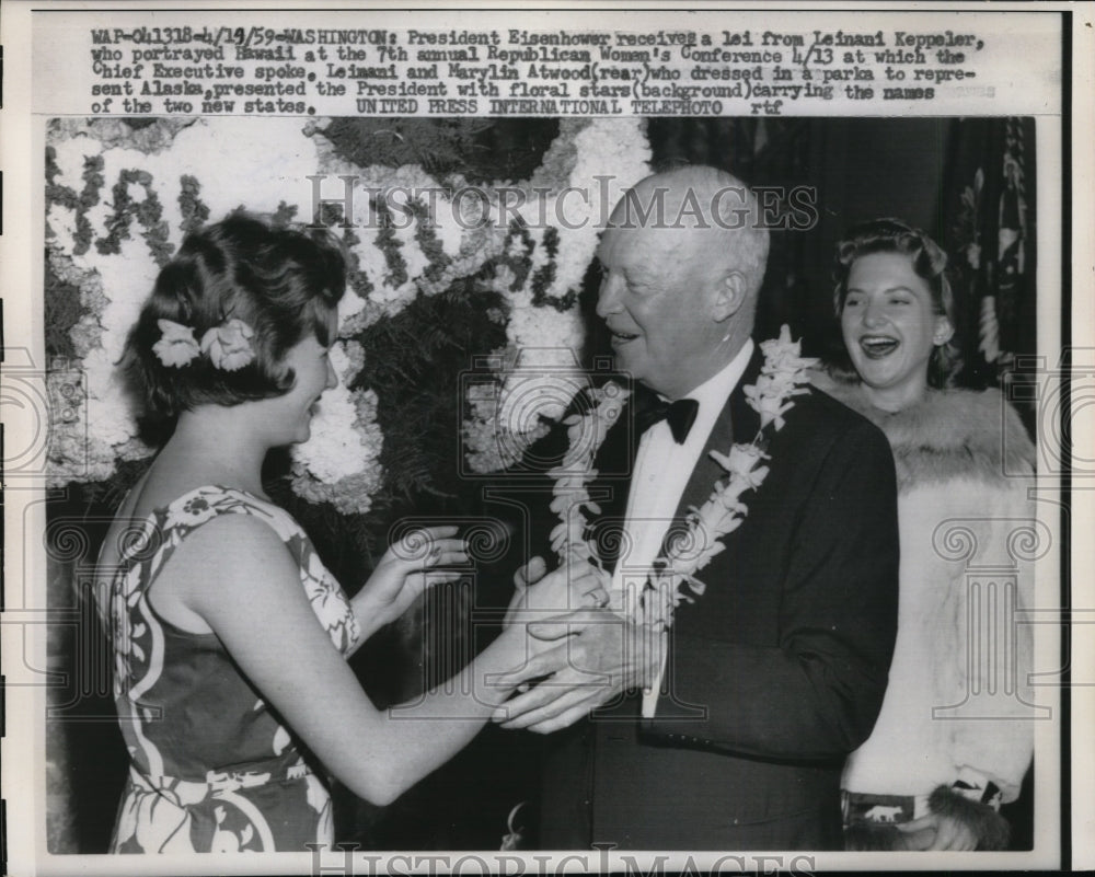 1959 Press Photo Pres Eisenhower Receives Lei From Protrayed Hawaii L. Keppeler