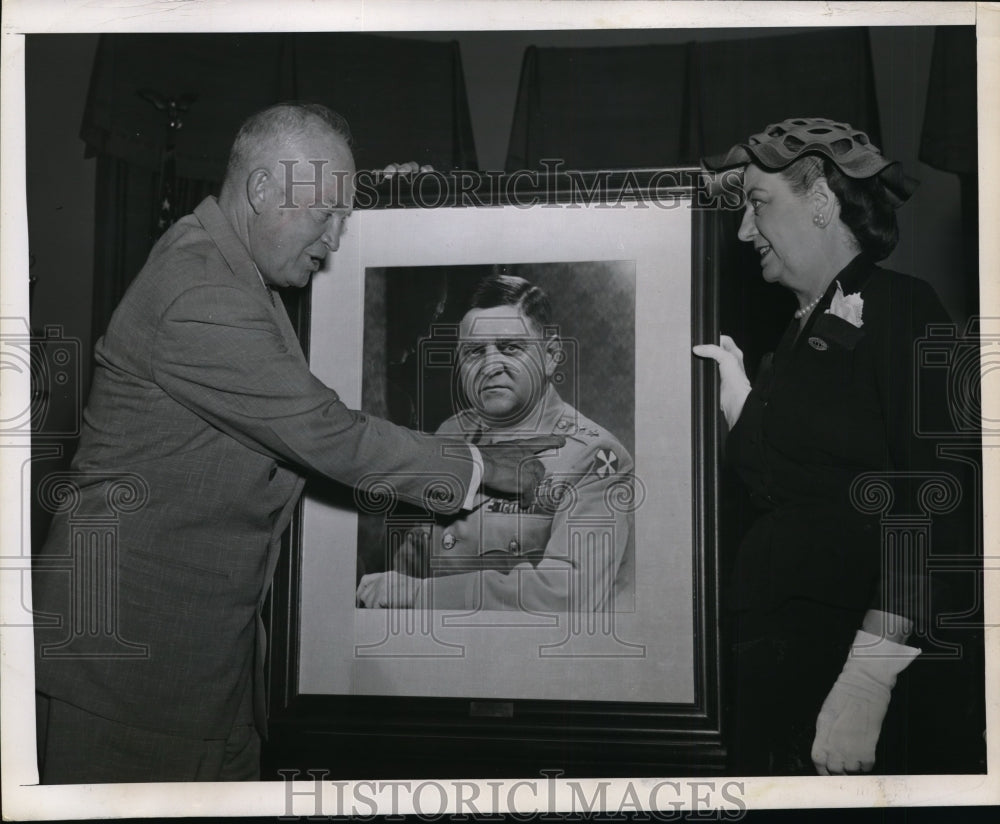 1953 Press Photo Eisenhower, Widow of the late General Walker present portrait