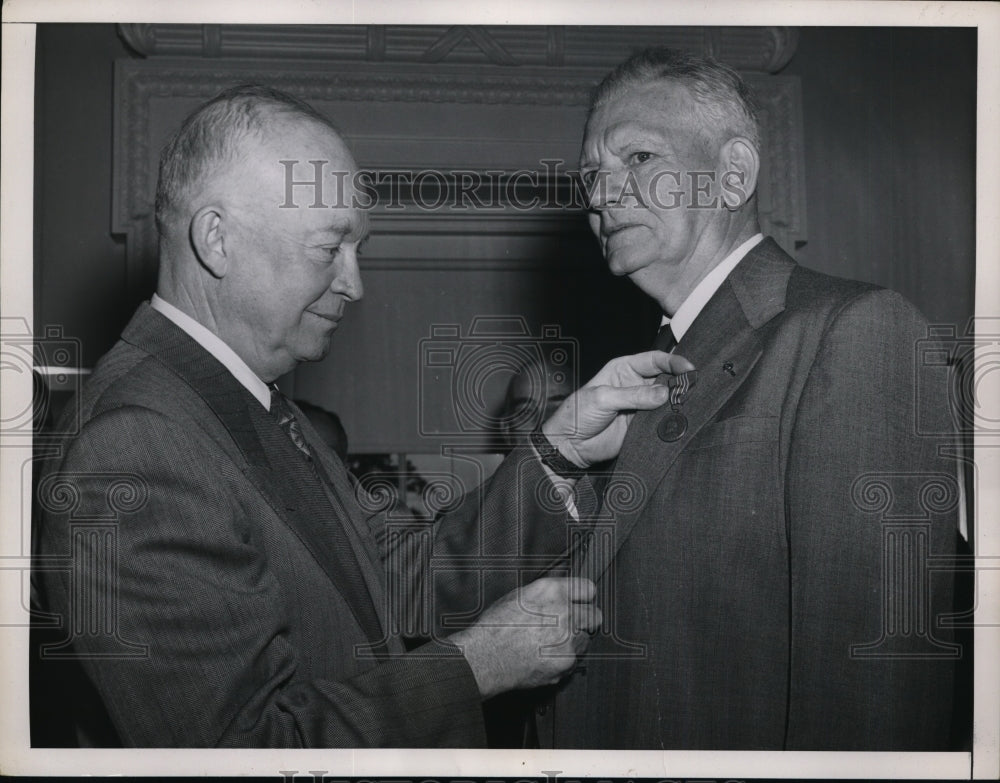1954 Press Photo Eisenhower pins medal on General Woodside at White House