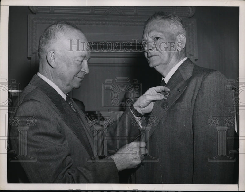 Load image into Gallery viewer, 1954 Press Photo Eisenhower pins medal on General Woodside at White House
