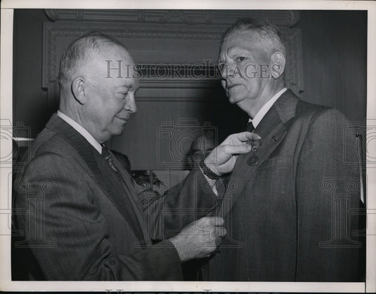 1954 Press Photo Eisenhower pins medal on General Woodside at White House