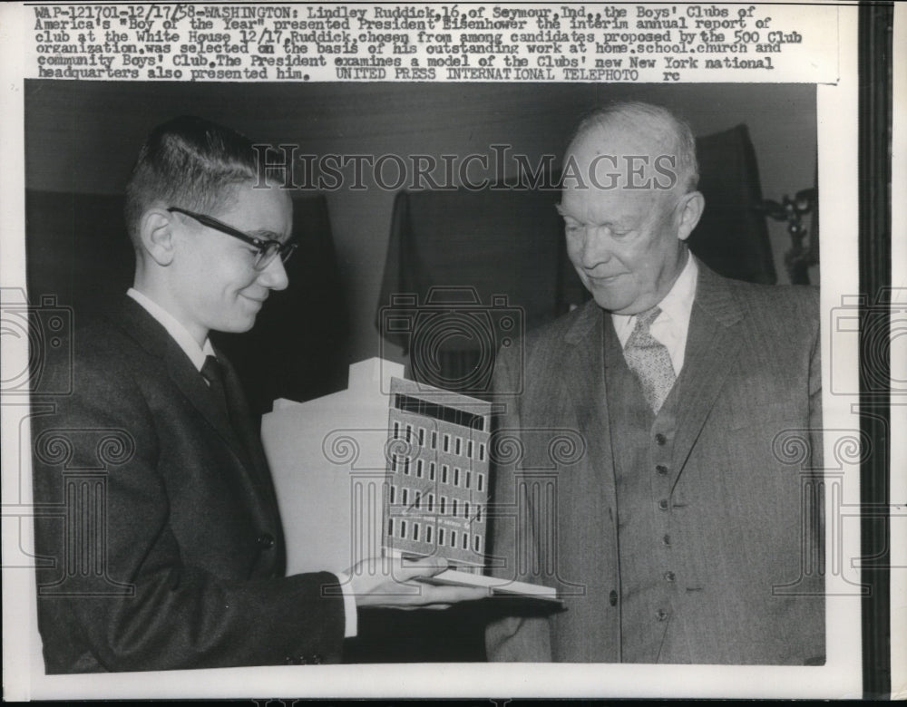 1958 Press Photo Pres Eisenhower Admires a Model of Clubs&#39; New York Headquarters