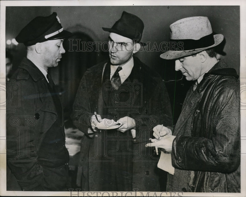 Load image into Gallery viewer, 1938 Press Photo Fred Jones chief Pilot tells experienced flight with gale
