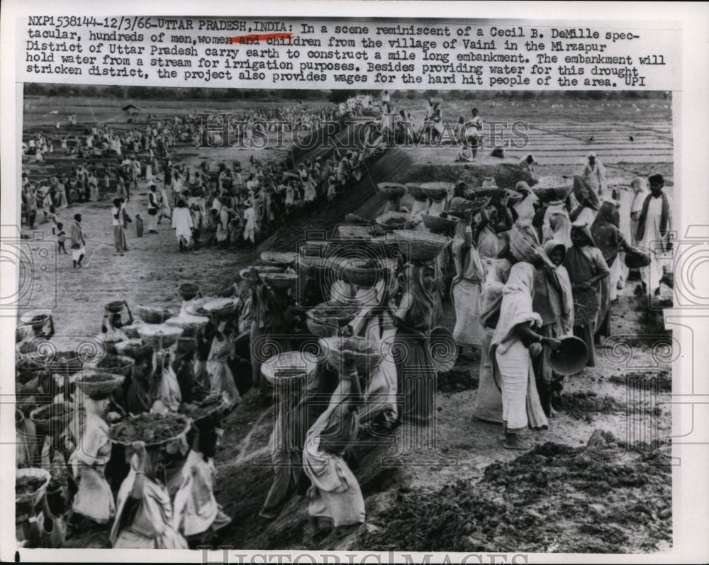 1966 Press Photo Hundreds Vaini Villiagers Carry Earth To Construct Embankment